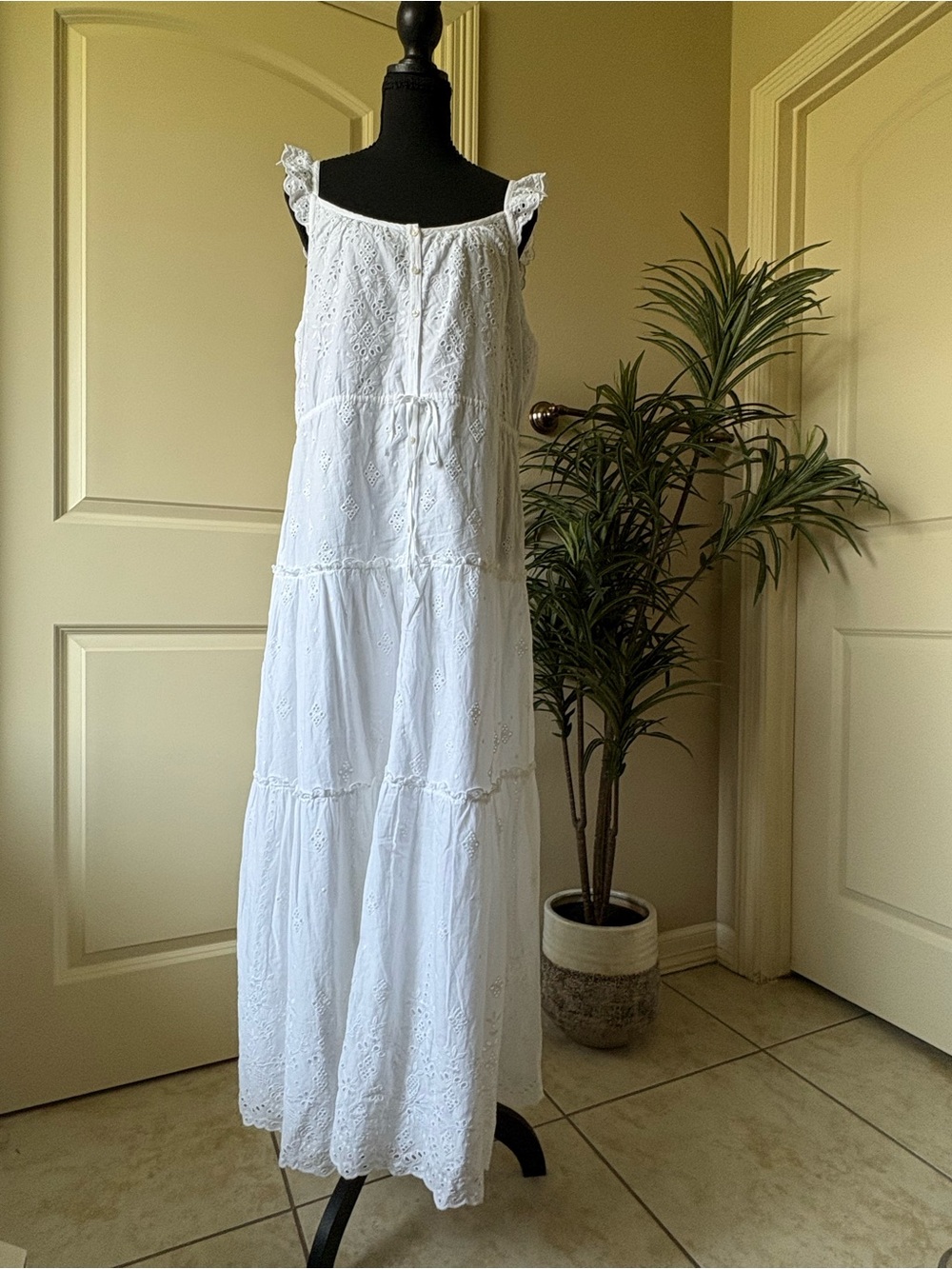 NWT Unsubscribed Women’s White Eyelet Maxi Dress Size 10